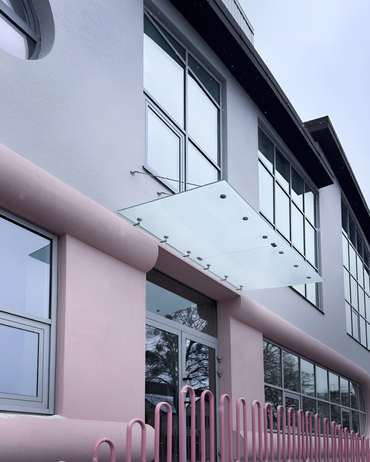 Fabrizio|скляний навіс над входом на трьох вантах — загартоване прозоре скло (37) купити з доставкою в Україні - splenko.com Fabrizio|скляний навіс над входом на трьох вантах — загартоване прозоре скло (37) купити з доставкою в Україні - splenko.com