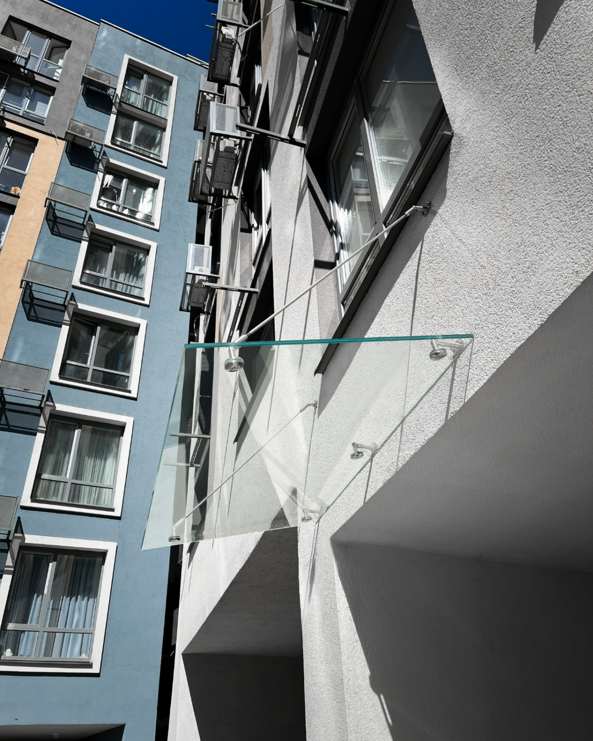 Fabrizio|скляний навіс над входом на трьох вантах — загартоване прозоре скло (14) купити з доставкою в Україні - splenko.com Fabrizio|скляний навіс над входом на трьох вантах — загартоване прозоре скло (14) купити з доставкою в Україні - splenko.com