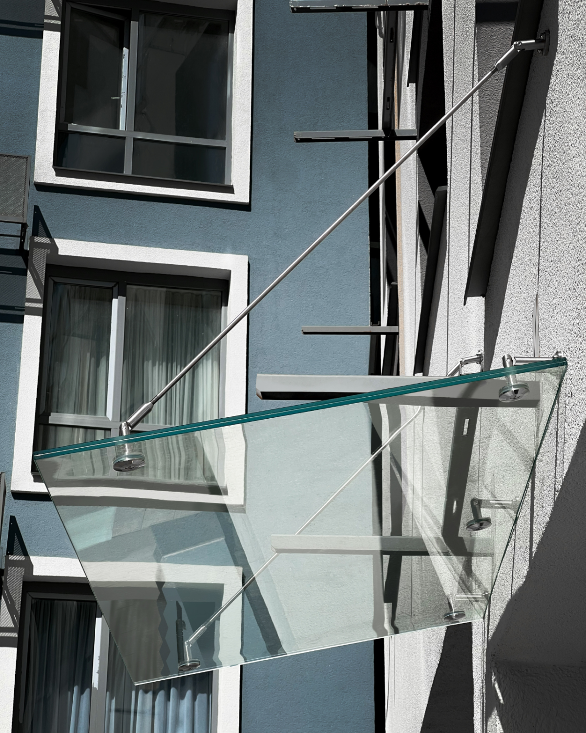 Fabrizio|скляний навіс над входом на трьох вантах — загартоване прозоре скло (12) купити з доставкою в Україні - splenko.com Fabrizio|скляний навіс над входом на трьох вантах — загартоване прозоре скло (12) купити з доставкою в Україні - splenko.com