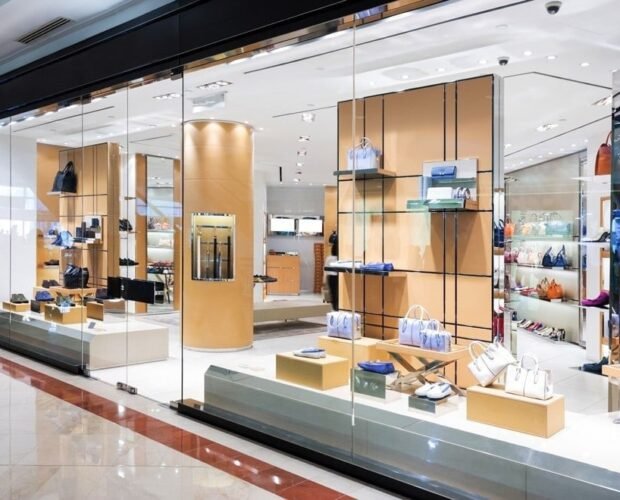 Стеклянная витрина для магазина