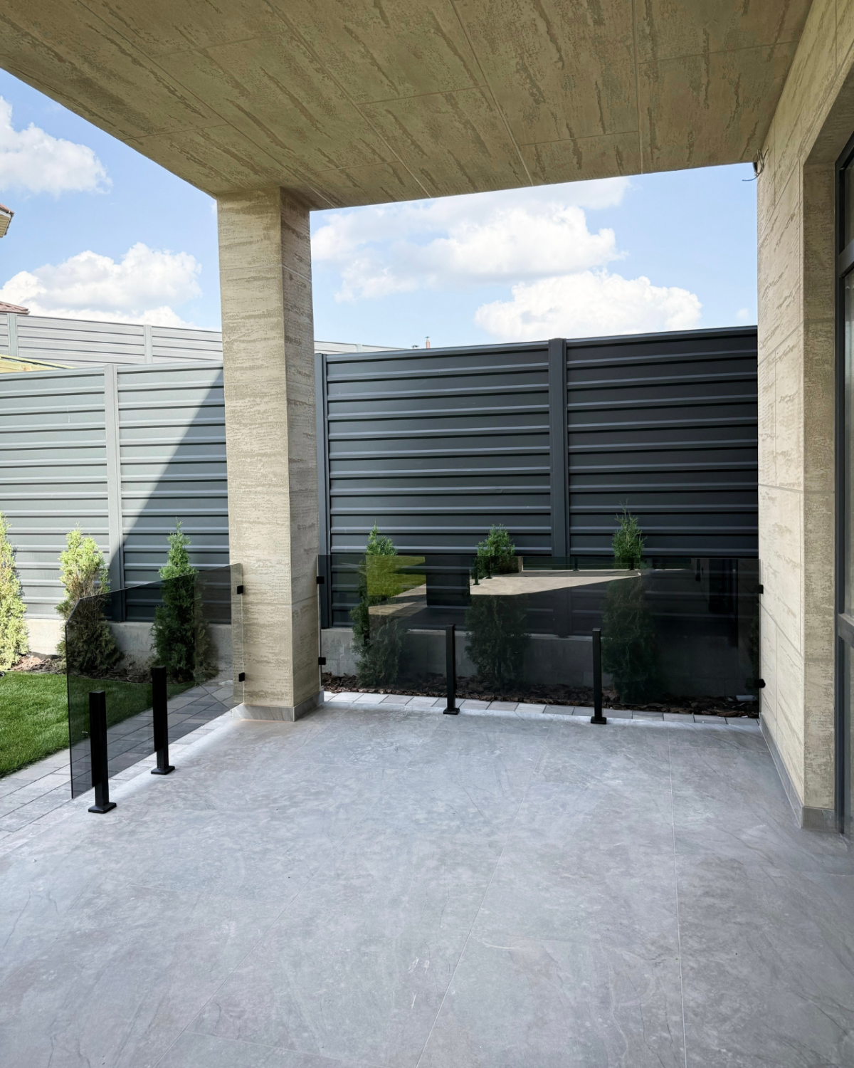 GUSTAVO Loft|скляне огородження на терасу на підсилених стійках чорного кольору із загартованого тонованого скла графіт (15) купити з доставкою в Україні - splenko.com GUSTAVO Loft|скляне огородження на терасу на підсилених стійках чорного кольору із загартованого тонованого скла графіт (15) купити з доставкою в Україні - splenko.com