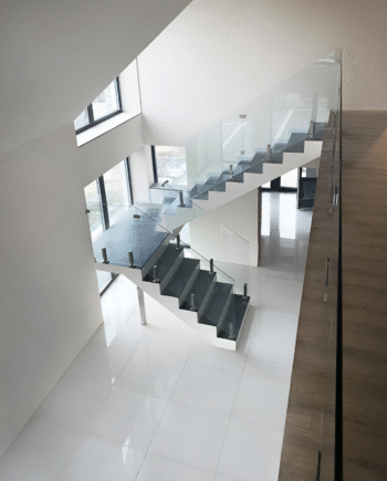 GUSTAVO Classic|стеклянное ограждение лестничных маршей на усиленных стойках из закаленного прозрачного стекла