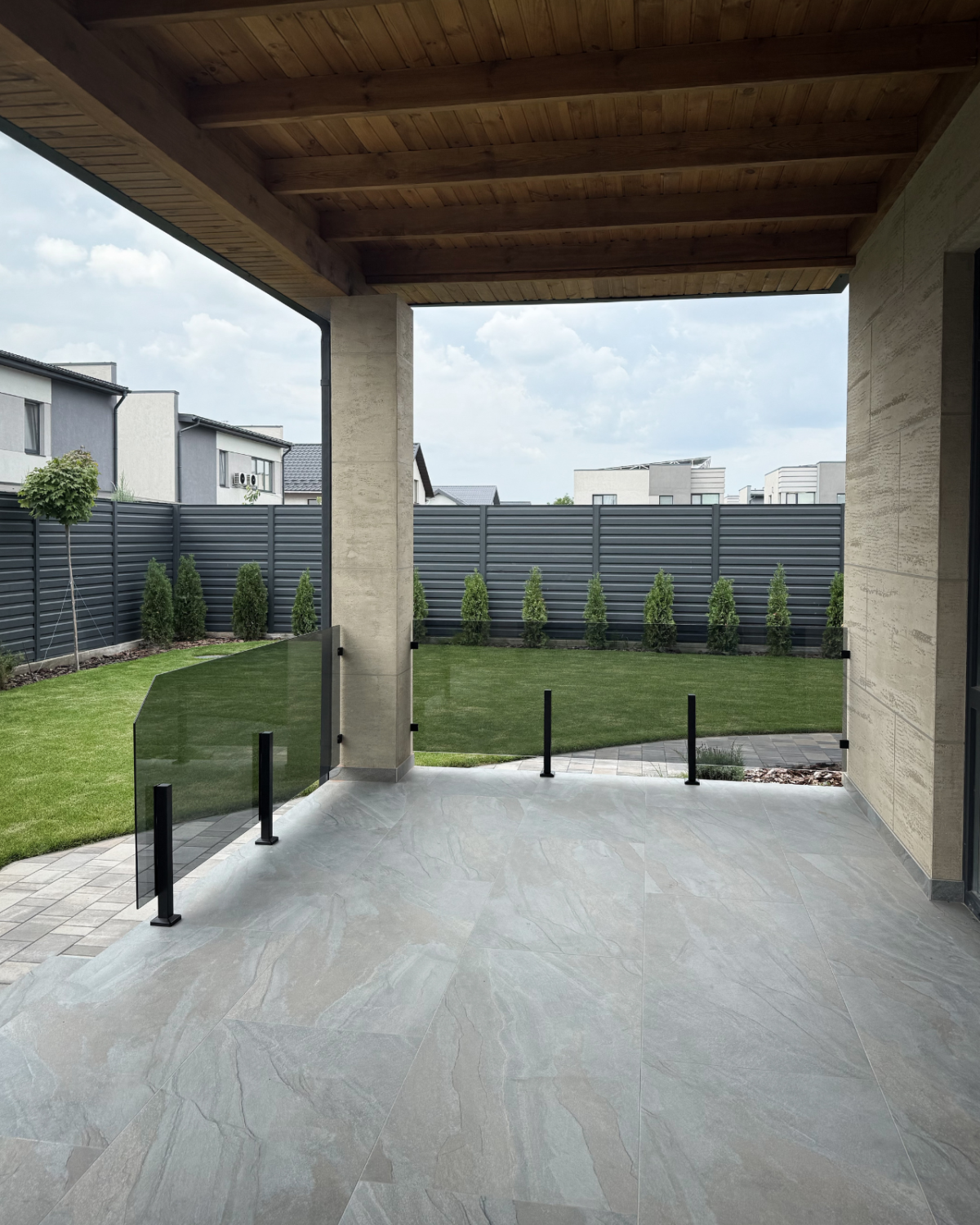 GUSTAVO Loft| glass fence for balcony or terrace on reinforced black posts made of tempered tinted glass graphite (53) buy with delivery in Ukraine - splenko.com GUSTAVO Loft| glass fence for balcony or terrace on reinforced black posts made of tempered tinted glass graphite (53) buy with delivery in Ukraine - splenko.com