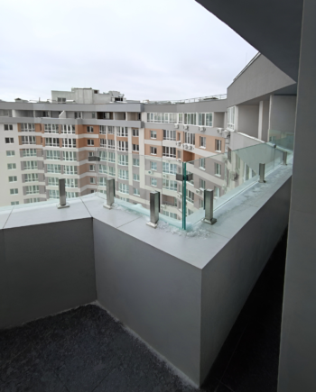 GUSTAVO|скляне огородження на терасу на підсилених стійках із загартованого прозорого скла