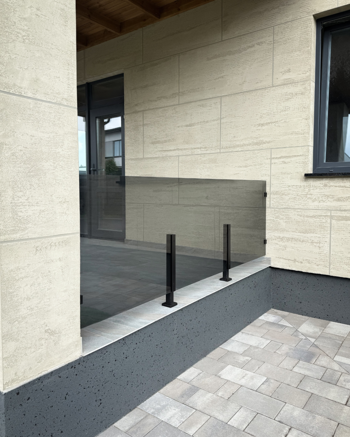 GUSTAVO Loft|скляне огородження на терасу на підсилених стійках чорного кольору із загартованого тонованого скла графіт (13) купити з доставкою в Україні - splenko.com GUSTAVO Loft|скляне огородження на терасу на підсилених стійках чорного кольору із загартованого тонованого скла графіт (13) купити з доставкою в Україні - splenko.com