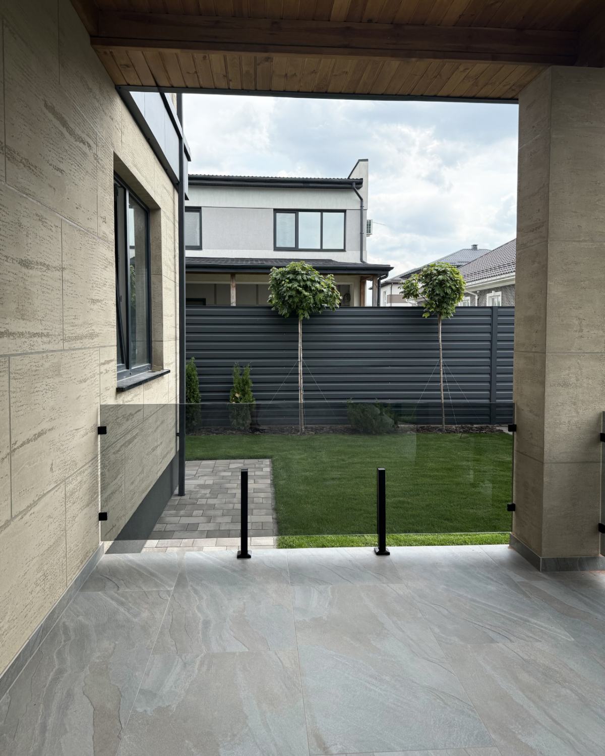 GUSTAVO Loft|скляне огородження на терасу на підсилених стійках чорного кольору із загартованого тонованого скла графіт (12) купити з доставкою в Україні - splenko.com GUSTAVO Loft|скляне огородження на терасу на підсилених стійках чорного кольору із загартованого тонованого скла графіт (12) купити з доставкою в Україні - splenko.com