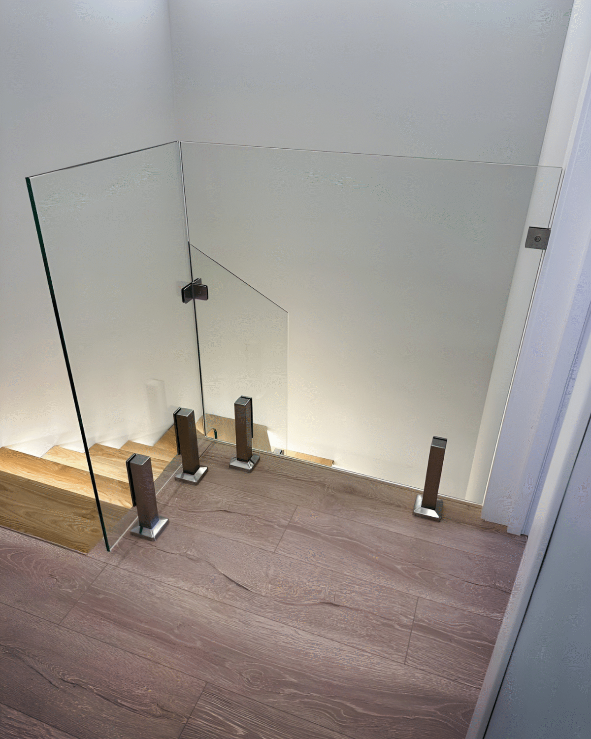 GUSTAVO Classic| glass fence for staircases on reinforced posts made of tempered clear glass (57) buy with delivery in Ukraine - splenko.com GUSTAVO Classic| glass fence for staircases on reinforced posts made of tempered clear glass (57) buy with delivery in Ukraine - splenko.com