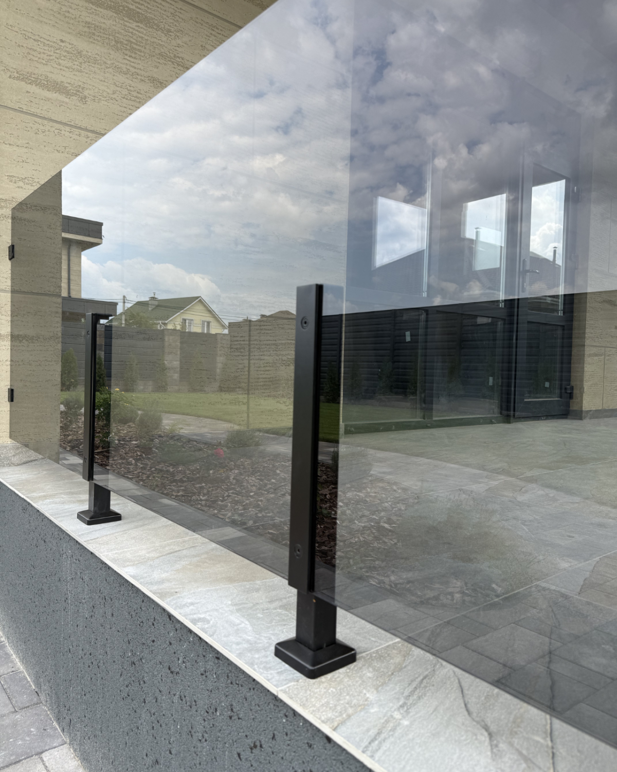 GUSTAVO Loft|скляне огородження на терасу на підсилених стійках чорного кольору із загартованого тонованого скла графіт (11) купити з доставкою в Україні - splenko.com GUSTAVO Loft|скляне огородження на терасу на підсилених стійках чорного кольору із загартованого тонованого скла графіт (11) купити з доставкою в Україні - splenko.com