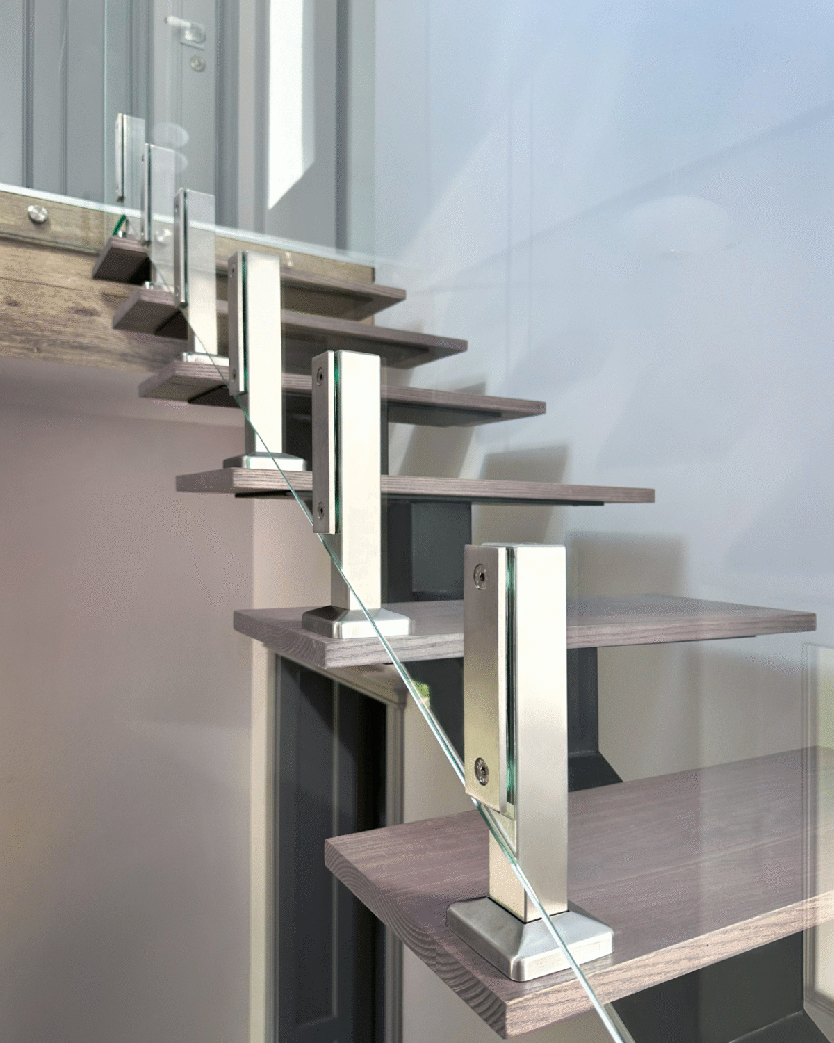 GUSTAVO Classic| glass fence for staircases on reinforced posts made of tempered clear glass (6) buy with delivery in Ukraine - splenko.com GUSTAVO Classic| glass fence for staircases on reinforced posts made of tempered clear glass (6) buy with delivery in Ukraine - splenko.com