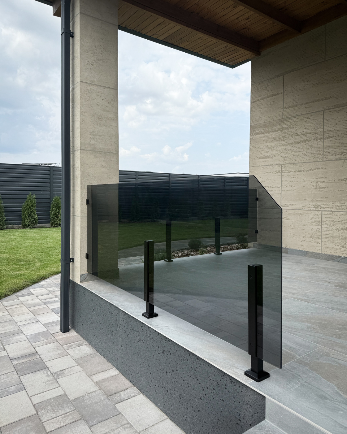 GUSTAVO Loft|скляне огородження на терасу на підсилених стійках чорного кольору із загартованого тонованого скла графіт (10) купити з доставкою в Україні - splenko.com GUSTAVO Loft|скляне огородження на терасу на підсилених стійках чорного кольору із загартованого тонованого скла графіт (10) купити з доставкою в Україні - splenko.com