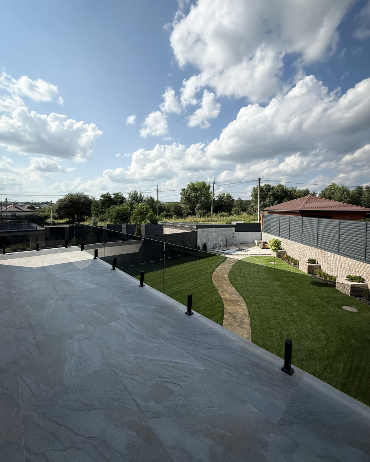 GUSTAVO Loft|скляне огородження на терасу на підсилених стійках чорного кольору із загартованого тонованого скла графіт (9) купити з доставкою в Україні - splenko.com GUSTAVO Loft|скляне огородження на терасу на підсилених стійках чорного кольору із загартованого тонованого скла графіт (9) купити з доставкою в Україні - splenko.com