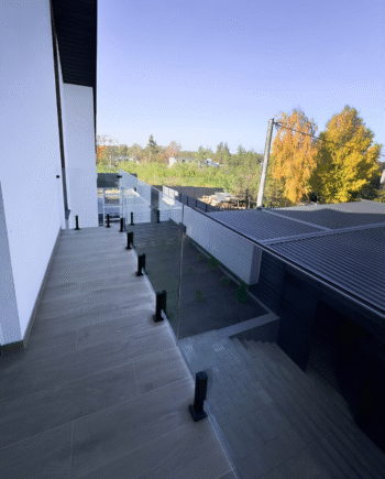 GUSTAVO Loft|скляне огородження на балкон на підсилених стійках чорного кольору із загартованого прозорого скла