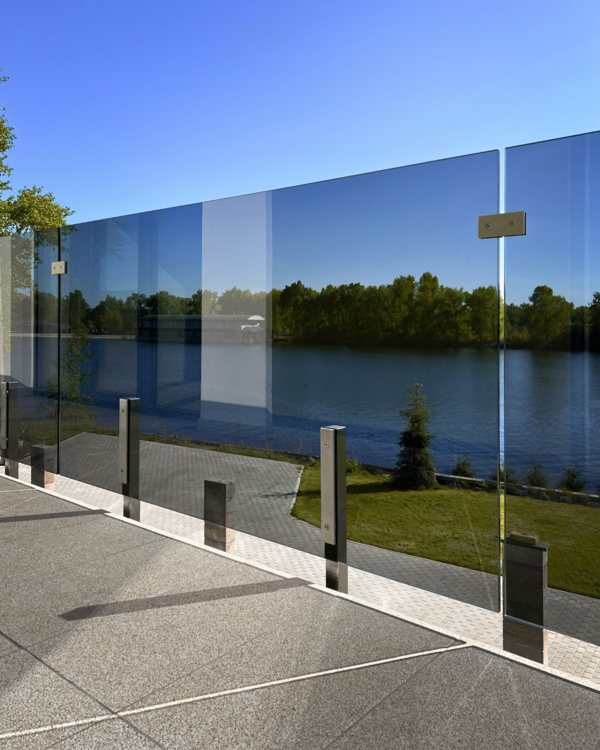 GUSTAVO|скляне огородження на балкон на підсилених стійках із загартованого тонованого скла графіт (6) купити з доставкою в Україні - splenko.com GUSTAVO|скляне огородження на балкон на підсилених стійках із загартованого тонованого скла графіт (6) купити з доставкою в Україні - splenko.com