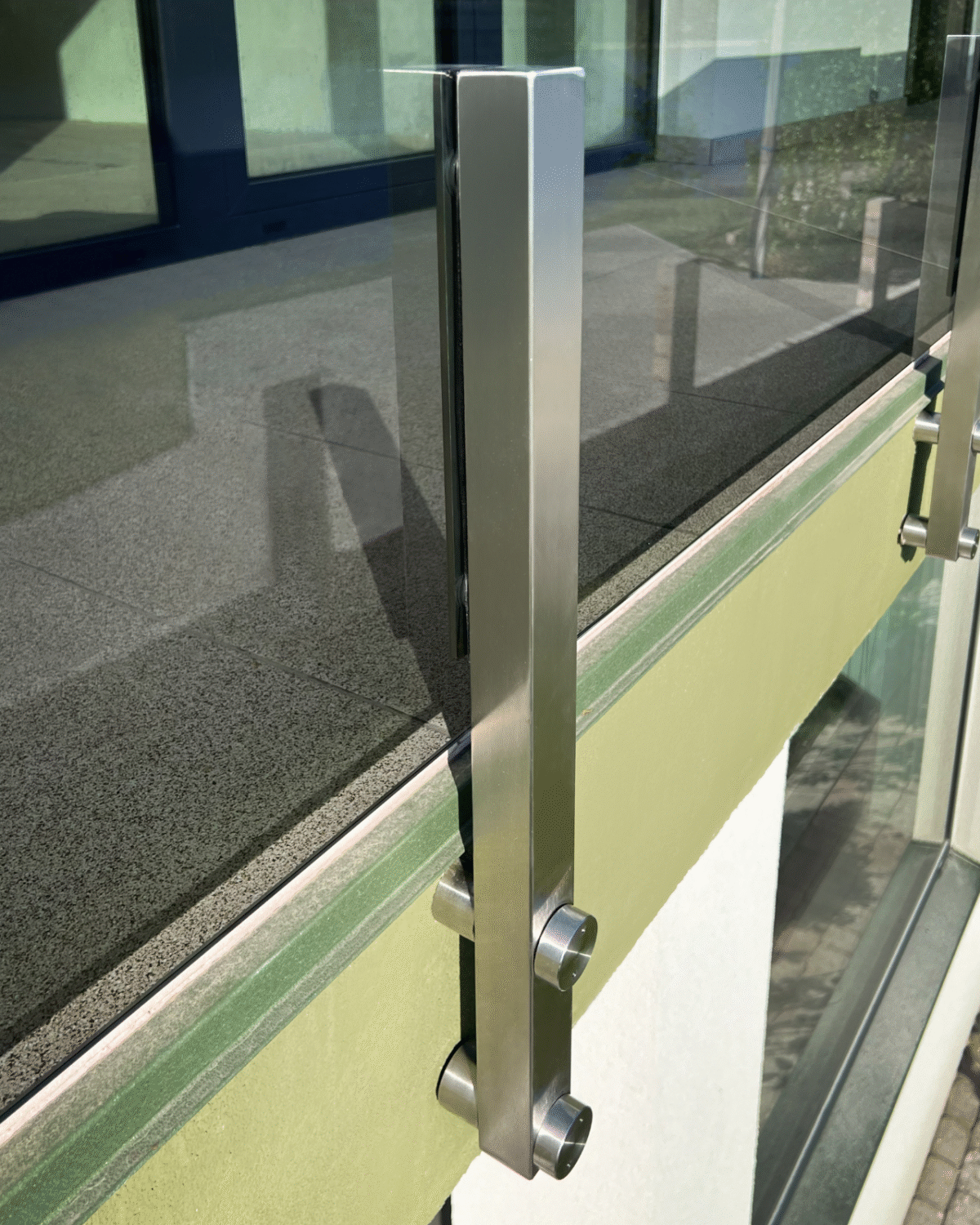 GUSTAVO|скляне огородження на балкон на підсилених стійках із загартованого тонованого скла графіт (15) купити з доставкою в Україні - splenko.com GUSTAVO|скляне огородження на балкон на підсилених стійках із загартованого тонованого скла графіт (15) купити з доставкою в Україні - splenko.com