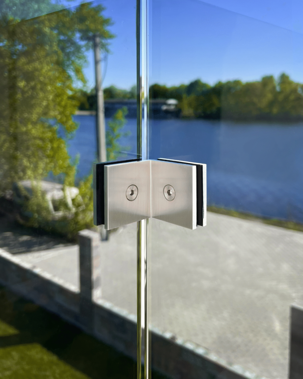 GUSTAVO|скляне огородження на балкон на підсилених стійках із загартованого тонованого скла графіт (18) купити з доставкою в Україні - splenko.com GUSTAVO|скляне огородження на балкон на підсилених стійках із загартованого тонованого скла графіт (18) купити з доставкою в Україні - splenko.com