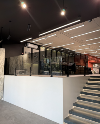 GUSTAVO Loft|скляне огородження другого поверху на підсилених стійках чорного кольору із загартованого графітового скла