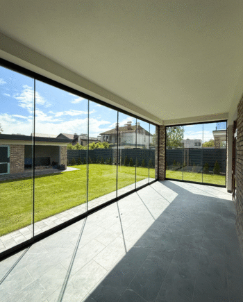 Слайдинг-система раздвижная для безрамного остекления террасы, беседки цвета антрацит из прозрачного стекла