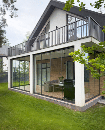 Слайдинг-система раздвижная для безрамного остекления террасы, беседки цвета антрацит из прозрачного стекла