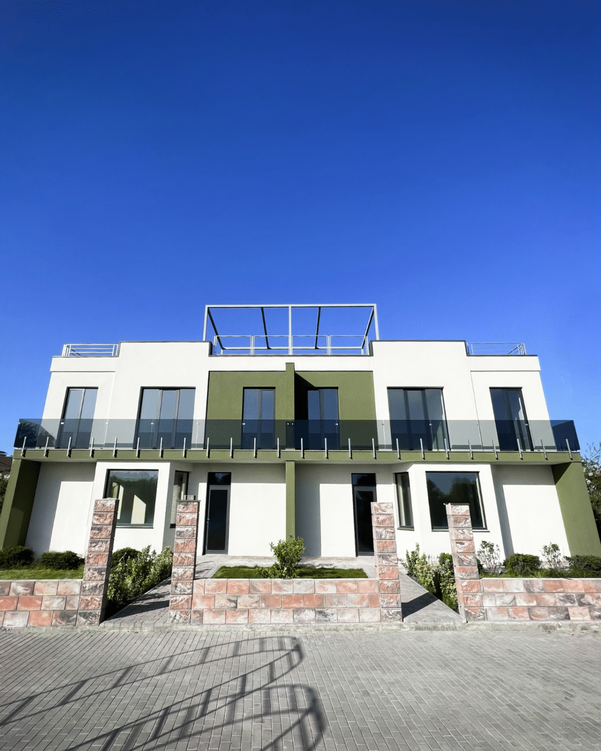 GUSTAVO|скляне огородження на балкон на підсилених стійках із загартованого тонованого скла графіт (10) купити з доставкою в Україні - splenko.com GUSTAVO|скляне огородження на балкон на підсилених стійках із загартованого тонованого скла графіт (10) купити з доставкою в Україні - splenko.com