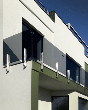 GUSTAVO|стеклянное ограждение на балкон на усиленных стойках из закаленного тонированного стекла графит