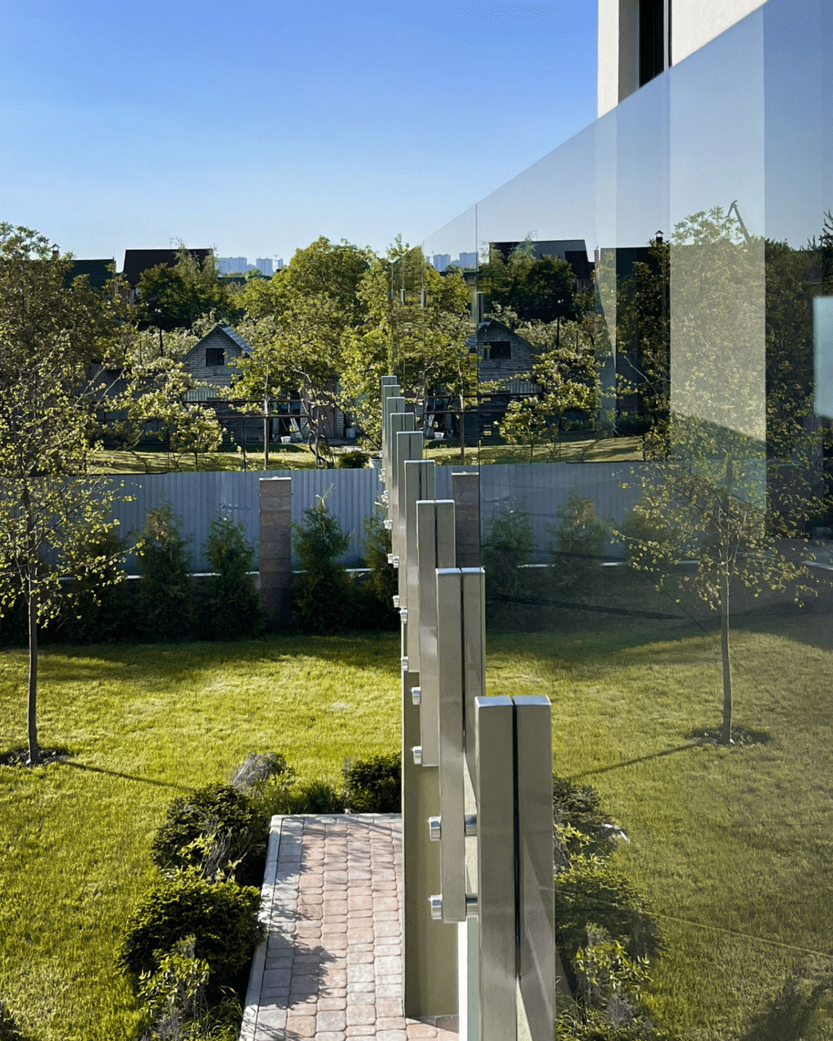 GUSTAVO|скляне огородження на балкон на підсилених стійках із загартованого тонованого скла графіт (14) купити з доставкою в Україні - splenko.com GUSTAVO|скляне огородження на балкон на підсилених стійках із загартованого тонованого скла графіт (14) купити з доставкою в Україні - splenko.com