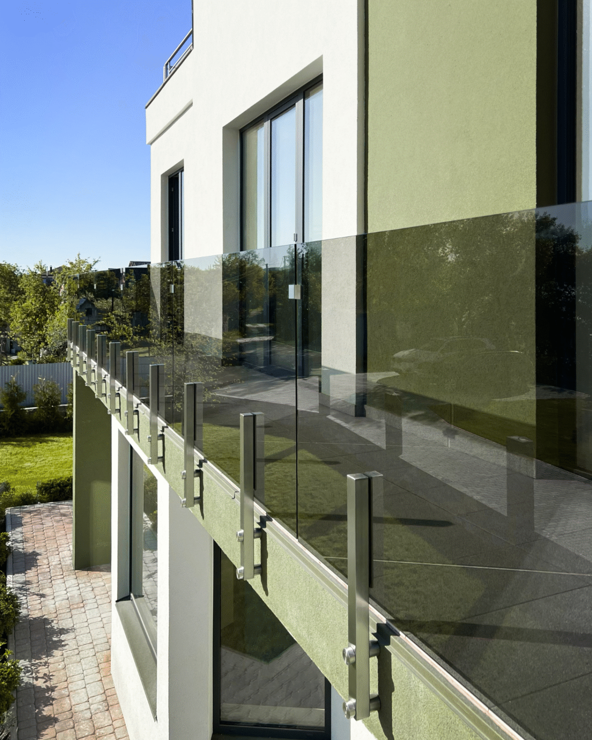 GUSTAVO|скляне огородження на балкон на підсилених стійках із загартованого тонованого скла графіт (8) купити з доставкою в Україні - splenko.com GUSTAVO|скляне огородження на балкон на підсилених стійках із загартованого тонованого скла графіт (8) купити з доставкою в Україні - splenko.com