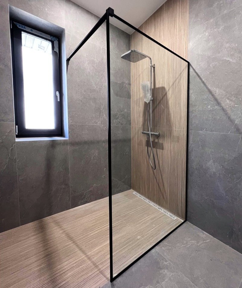 Кутова скляна перегородка в душ