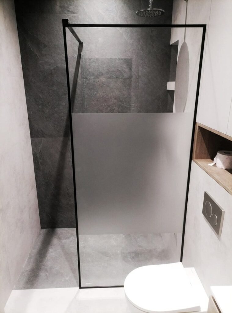 Кутова скляна перегородка в ванну