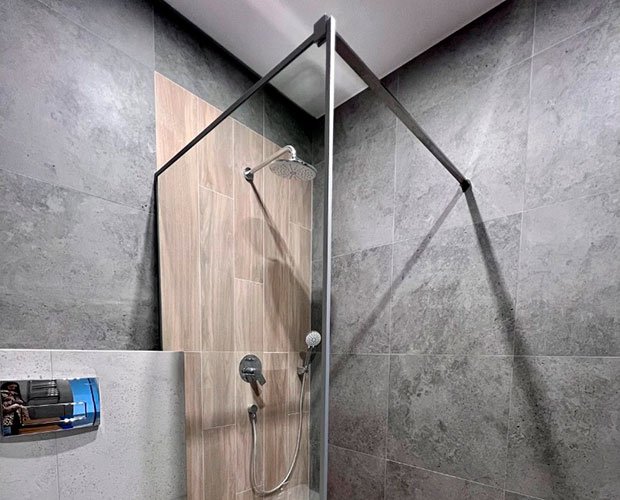 Кутові скляні перегородки для душу