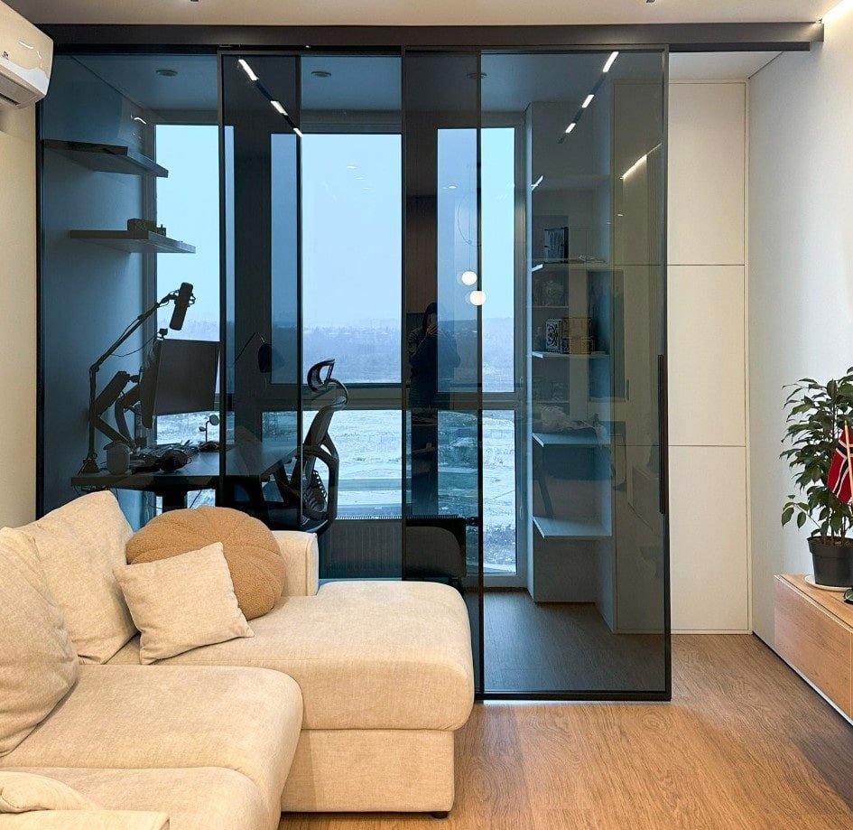Розділення спальні та кабінету скляною перегородкою