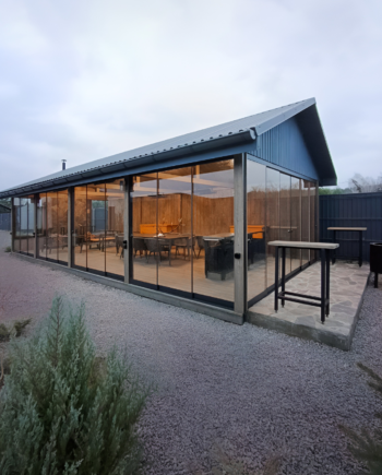 Слайдинг безрамне розсувне скління для альтанки, бази відпочинку, літньої тераси чи кавʼярні із загартованого прозорого скла (9) купити з доставкою в Україні - splenko.com