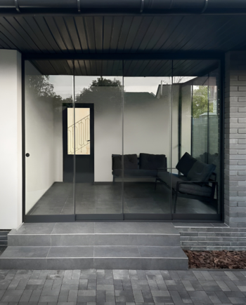 Слайдинг безрамне розсувне скління, розсувна перегородка для тераси з прозорого скла