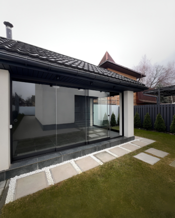 Слайдинг безрамне розсувне скління, розсувна перегородка для альтанки, веранди, тераси з прозорого скла