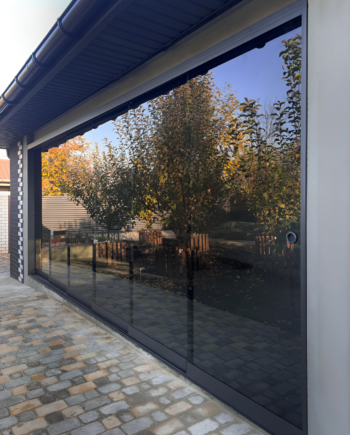 Слайдинг безрамное раздвижное остекление с высоким порогом и закаленным стеклом графит