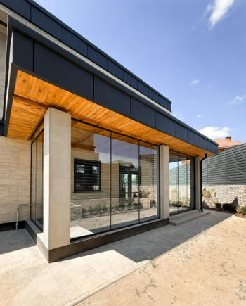 Слайдинг-система розсувна для безрамного скління тераси, альтанки кольору антрацит із прозорого скла (8) купити з доставкою в Україні - splenko.com