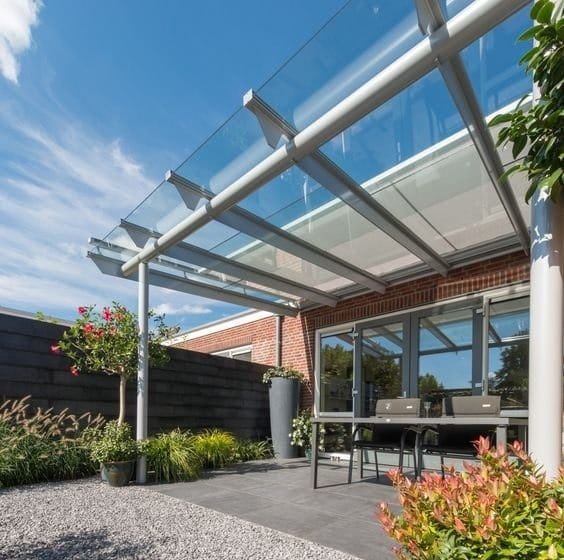 Навісів до будинку зі скла